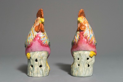 Une paire de coqs en porcelaine de Chine famille rose, 18/19&egrave;me